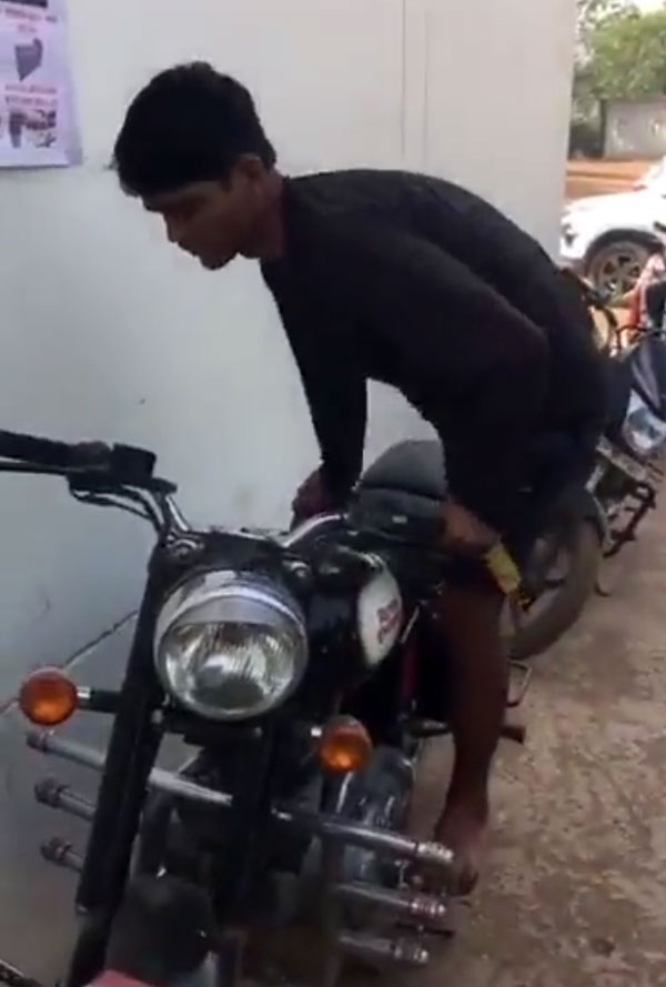 सिर्फ 30 सेकेंड में ऐसे चोरी हो सकती है आपकी बाइक, वीडियो देखकर आप भी हो जाएंगे हैरान सिर्फ 30 सेकेंड में ऐसे चोरी हो सकती है आपकी बाइक, वीडियो देखकर आप भी हो जाएंगे हैरान