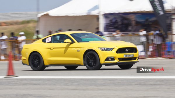 Vroom Drag Meet 2022 पर DriveSpark के विचार Vroom Drag Meet 2022 पर DriveSpark के विचार