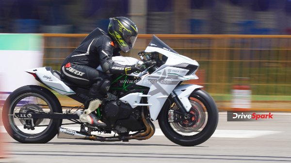 Servo xP95 प्रस्तुत व्रूम ड्रैग मीट 2022: हेमंत मुदप्पा का रहा दबदबा, हर्मोनिक्स ट्यून्ड केयन ने दिखाया एसयूवी का दम Servo xP95 प्रस्तुत व्रूम ड्रैग मीट 2022: हेमंत मुदप्पा का रहा दबदबा, हर्मोनिक्स ट्यून्ड केयन ने दिखाया एसयूवी का दम