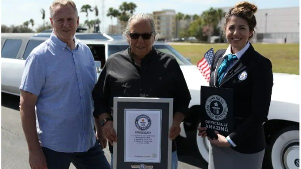 दुनिया की सबसे लंबी कार पर अब लैंड हो सकता है हैलीकॉप्टर, एक बार फिर उतरी सड़क पर दुनिया की सबसे लंबी कार पर अब लैंड हो सकता है हैलीकॉप्टर, एक बार फिर उतरी सड़क पर