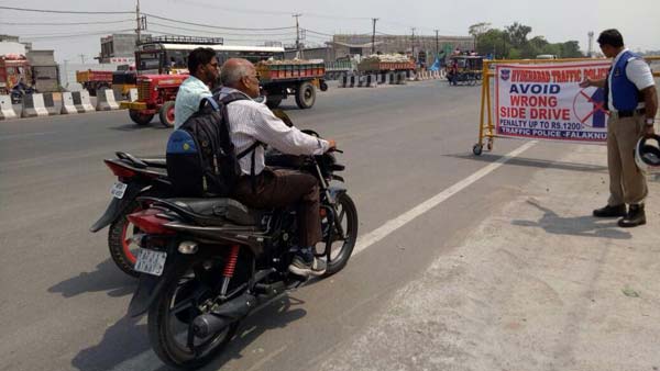 मुंबई में गलत साइड पर चलाई गाड़ी तो कटेगा भारी चालान, हो सकती है जेल मुंबई में गलत साइड पर चलाई गाड़ी तो कटेगा भारी चालान, हो सकती है जेल