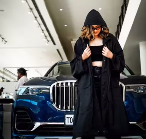 पंजाबी सिंगर Aastha Gill ने खरीदी नई BMW X7 SUV, सोशल मीडिया पर जारी किया वीडियो