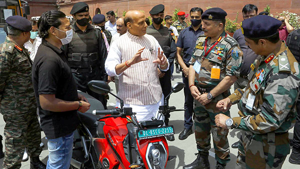 क्या भारतीय सेना भी इस्तेमाल करेगी इलेक्ट्रिक वाहन, Tata Motors व अन्य कंपनियों ने दिया डेमो