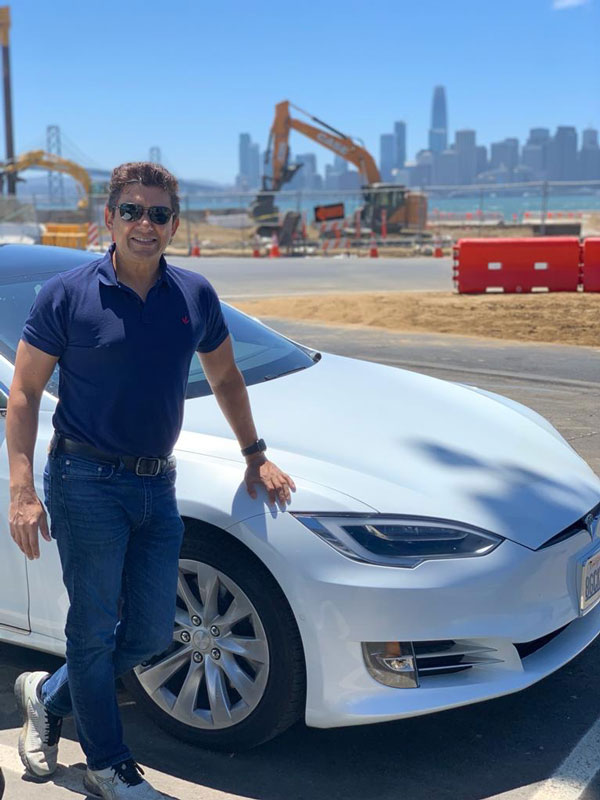 Madhuri Dixit के पति Dr. Shriram Nene ने खरीदी Tata Nexon EV Dark Edition, देखें तस्वीरें