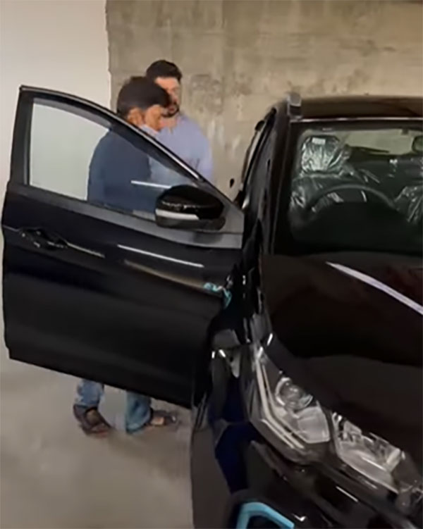 Madhuri Dixit के पति Dr. Shriram Nene ने खरीदी Tata Nexon EV Dark Edition, देखें तस्वीरें