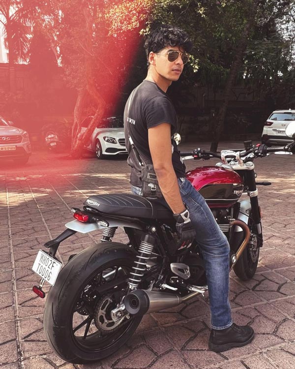 एक्टर Ishaan Khattar ने खरीदी नई Triumph Bonneville Speed Twin, Shahid ने गिफ्ट किया हेलमेट