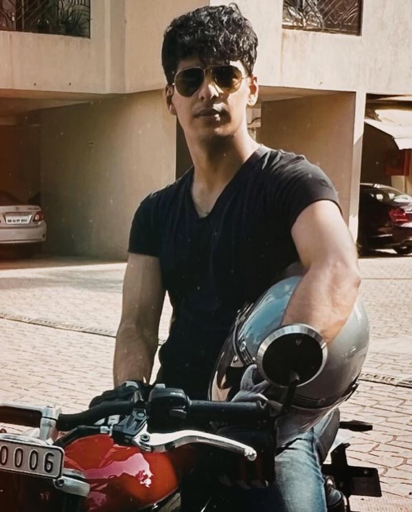 एक्टर Ishaan Khattar ने खरीदी नई Triumph Bonneville Speed Twin, Shahid ने गिफ्ट किया हेलमेट