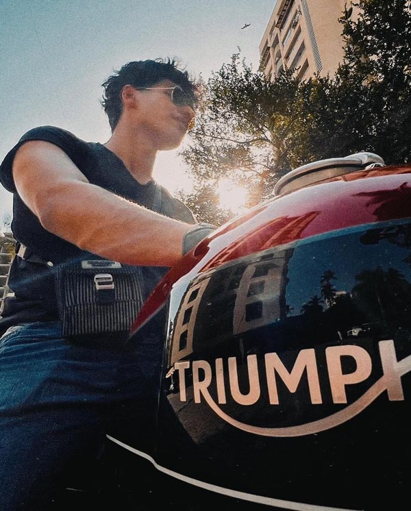 एक्टर Ishaan Khattar ने खरीदी नई Triumph Bonneville Speed Twin, Shahid ने गिफ्ट किया हेलमेट