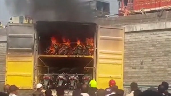 ट्रक में लदे इलेक्ट्रिक स्कूटर्स में लगी भयानक आग, पहले भी आग लगने के मामले आ चुके हैं सामने ट्रक में लदे इलेक्ट्रिक स्कूटर्स में लगी भयानक आग, पहले भी आग लगने के मामले आ चुके हैं सामने