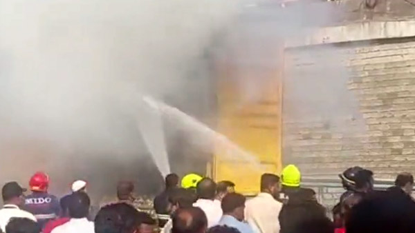 ट्रक में लदे इलेक्ट्रिक स्कूटर्स में लगी भयानक आग, पहले भी आग लगने के मामले आ चुके हैं सामने ट्रक में लदे इलेक्ट्रिक स्कूटर्स में लगी भयानक आग, पहले भी आग लगने के मामले आ चुके हैं सामने