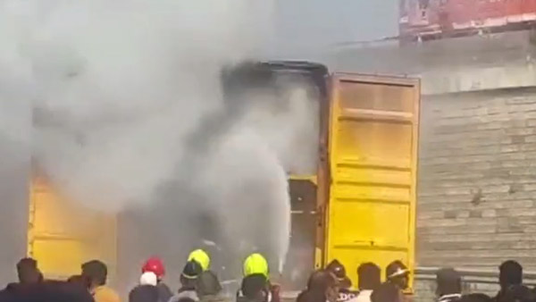 ट्रक में लदे इलेक्ट्रिक स्कूटर्स में लगी भयानक आग, पहले भी आग लगने के मामले आ चुके हैं सामने ट्रक में लदे इलेक्ट्रिक स्कूटर्स में लगी भयानक आग, पहले भी आग लगने के मामले आ चुके हैं सामने