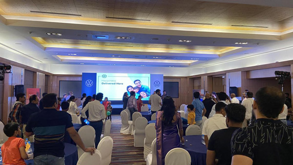 Volkswagen Polo को मिली एक खास विदाई, बैंगलोर में ग्राहकों को डिलीवर हुई एक साथ 26 यूनिट्स
