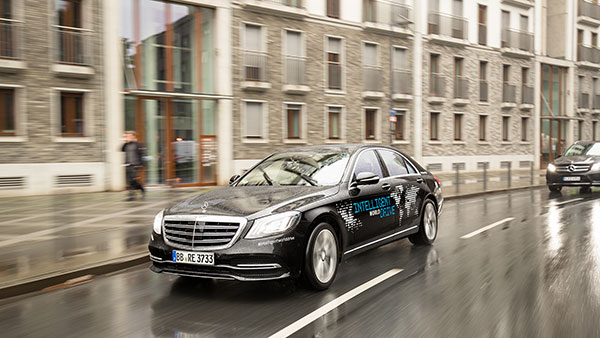 मर्सिडीज-बेंज लेगी सेल्फ-ड्राइविंग कारों से दुर्घटनाओं की जिम्मेदारी