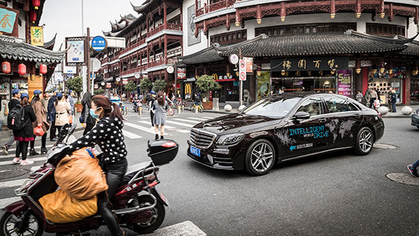 मर्सिडीज-बेंज लेगी सेल्फ-ड्राइविंग कारों से दुर्घटनाओं की जिम्मेदारी