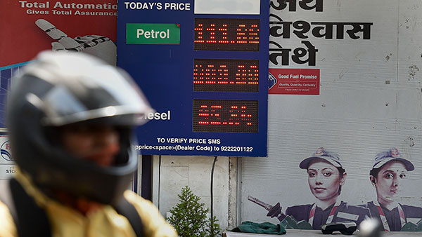 अब शादियों में गिफ्ट किया जा रहा है पेट्रोल और डीजल, इस जोड़े को उनके दोस्तों ने दिया उपहार में