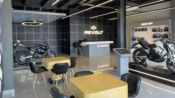 Revolt Motors ने आंध्र प्रदेश में खोले दो नए रीटेल स्टोर, इस साल 40 से ज्यादा स्टोर खोलने का लक्ष्य