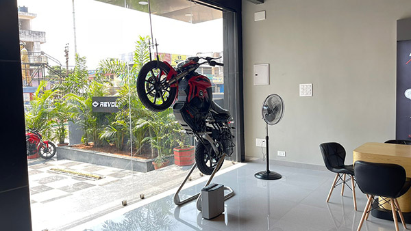 Revolt Motors ने आंध्र प्रदेश में खोले दो नए रीटेल स्टोर, इस साल 40 से ज्यादा स्टोर खोलने का लक्ष्य
