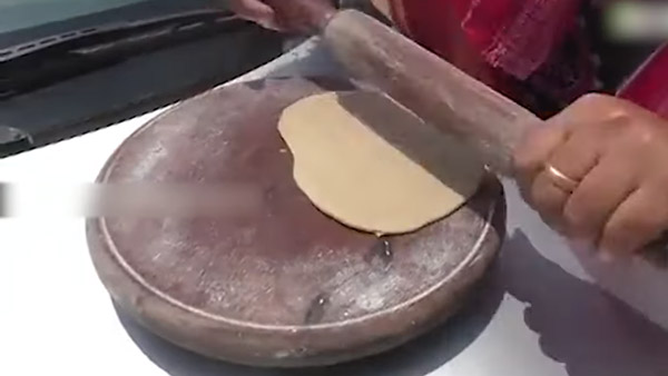 धूप में कार हुई तवे से भी गर्म, बोनट पर ही पक गई रोटी, वीडियो हुआ वायरल