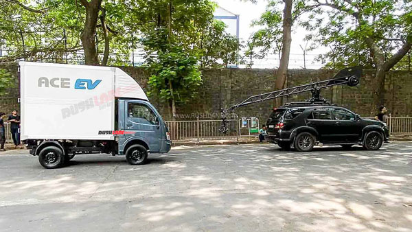 अब छोटा हाथी भी होने वाला है फुली इलेक्ट्रिक, TVC शूट के दौरान नजर आया TATA ACE EV