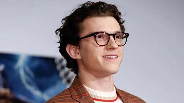 Spider-Man ने भी खरीदी अपनी पहली इलेक्ट्रिक कार, जानें क्या खास है शानदार और स्पोर्टी कार में