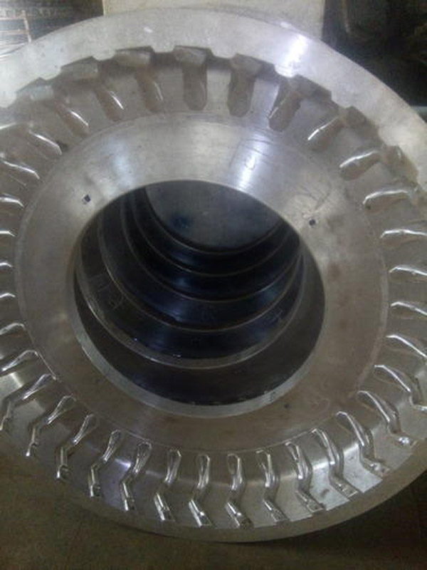 आखिर Tyres पर बने इन छोटे रबर के बालों का क्या काम है? क्या आपने कभी सोचा है इस बारे में?