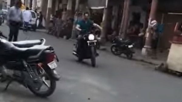 कानपुर में Varun Dhawan का कट गया चालान, बिना हेलमेट पहने चला रहे थे मोटरसाइकिल कानपुर में Varun Dhawan का कट गया चालान, बिना हेलमेट पहने चला रहे थे मोटरसाइकिल