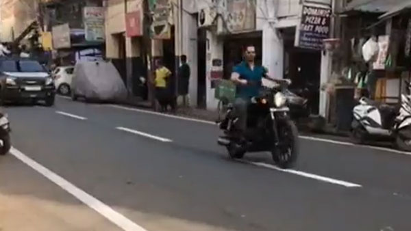 कानपुर में Varun Dhawan का कट गया चालान, बिना हेलमेट पहने चला रहे थे मोटरसाइकिल कानपुर में Varun Dhawan का कट गया चालान, बिना हेलमेट पहने चला रहे थे मोटरसाइकिल