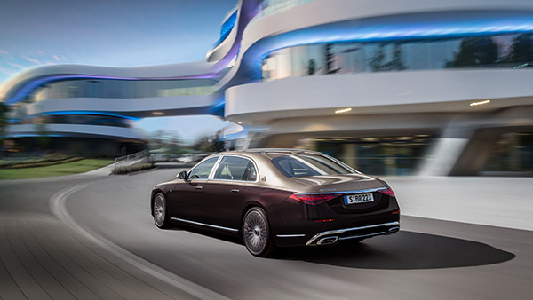 Kangana Ranaut ने खरीदी Mercedes-Benz की यह शानदार सेडान, कीमत जान उड़ जाएंगे होश