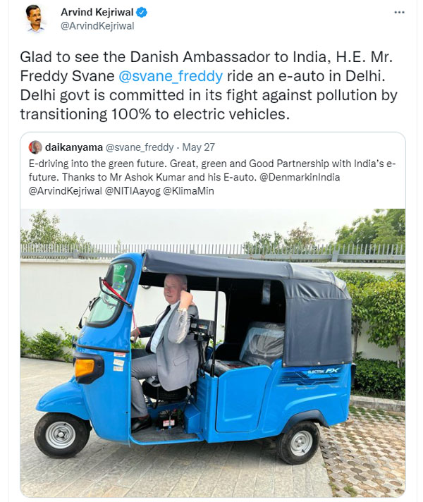 डेनमार्क के राजदूत ने दिल्ली में चलाई ई-ऑटो रिक्शा, कहा- प्रदूषण से मिल कर लड़ रहे हैं दोनो देश