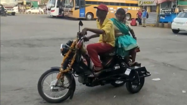 भीखारी ने पत्नी को गिफ्ट की 90,000 रुपये की मोपेड, चारों तरफ हो रही है प्यार की चर्चा