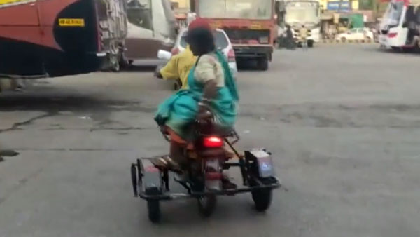 भीखारी ने पत्नी को गिफ्ट की 90,000 रुपये की मोपेड, चारों तरफ हो रही है प्यार की चर्चा