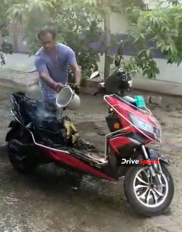 एक और इलेक्ट्रिक स्कूटर में लगी आग, चालक ने सूझ-बूझ से बचाई अपनी जान