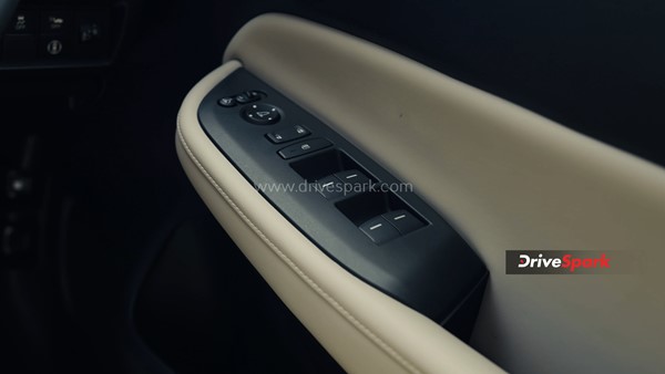 होंडा सिटी ई:एचईवी रिव्यू: क्या नई हाइब्रिड तकनीक से बेहतर हुई?