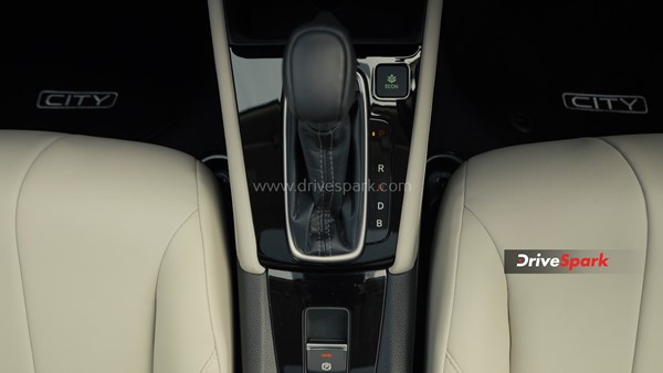 होंडा सिटी ई:एचईवी रिव्यू: क्या नई हाइब्रिड तकनीक से बेहतर हुई?