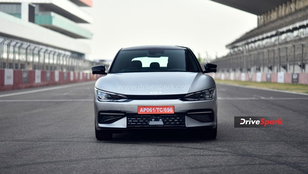 Kia EV6 Review: क्या भारत में धमाका कर पाएगी Kia की पहली इलेक्ट्रिक कार? पढ़ें रिव्यू