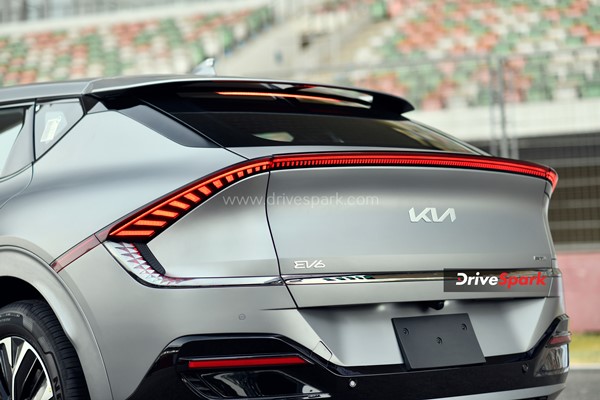 Kia EV6 Review: क्या भारत में धमाका कर पाएगी Kia की पहली इलेक्ट्रिक कार? पढ़ें रिव्यू