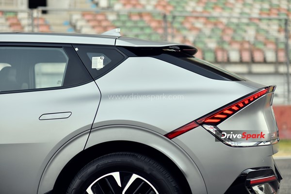 Kia EV6 Review: क्या भारत में धमाका कर पाएगी Kia की पहली इलेक्ट्रिक कार? पढ़ें रिव्यू