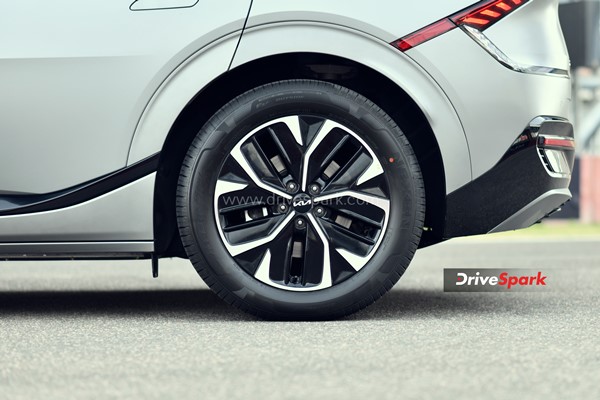 Kia EV6 Review: क्या भारत में धमाका कर पाएगी Kia की पहली इलेक्ट्रिक कार? पढ़ें रिव्यू