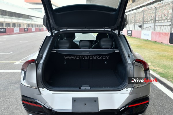 Kia EV6 Review: क्या भारत में धमाका कर पाएगी Kia की पहली इलेक्ट्रिक कार? पढ़ें रिव्यू