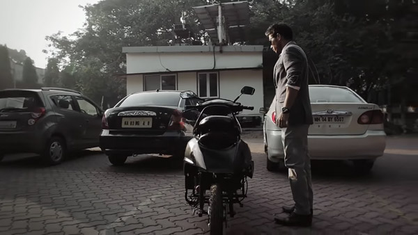 बिना स्टैंड के पार्क होती है स्कूटर! बुलाने पर आ जाती है सामने, देखें आईआईटी ग्रेजुएट्स का करिश्मा