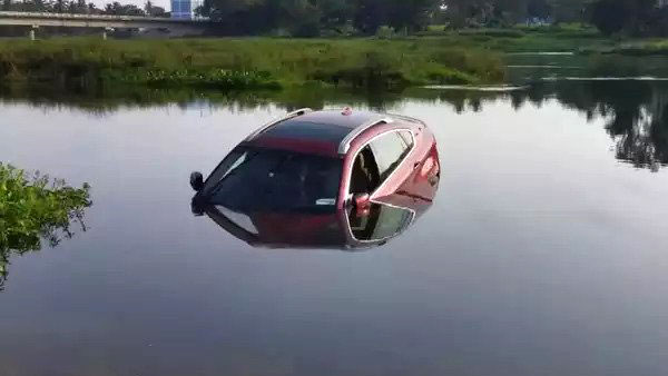 मालिक ने नदी में बहा दी 1.3 करोड़ की BMW कार! वजह जान कर चौंक गई पुलिस