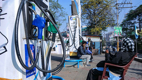 इस अक्टूबर से Petrol पर 2 रुपये टैक्स हो जाएगा कम, जानें क्या है इसकी वजह