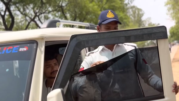 पुलिस वाले ने ही लिया पुलिस की गाड़ी पर एक्शन, खिड़कियों पर लगी काली फिल्म उतरवाई, देखें वीडियो पुलिस वाले ने ही लिया पुलिस की गाड़ी पर एक्शन, खिड़कियों पर लगी काली फिल्म उतरवाई, देखें वीडियो