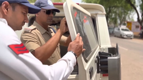 पुलिस वाले ने ही लिया पुलिस की गाड़ी पर एक्शन, खिड़कियों पर लगी काली फिल्म उतरवाई, देखें वीडियो पुलिस वाले ने ही लिया पुलिस की गाड़ी पर एक्शन, खिड़कियों पर लगी काली फिल्म उतरवाई, देखें वीडियो