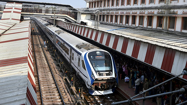 इस रेलवे स्टेशन पर लगी देश की पहली ऑटोमेटिक टिकट वेंडिंग मशीन, अब कैशलेस लें टिकट