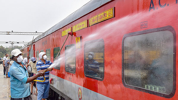 मुंबई-नई दिल्ली राजधानी एक्सप्रेस मनाने जा रही है अपनी 50वीं सालगिरह, जानें कब हुई थी शुरुआत मुंबई-नई दिल्ली राजधानी एक्सप्रेस मनाने जा रही है अपनी 50वीं सालगिरह, जानें कब हुई थी शुरुआत