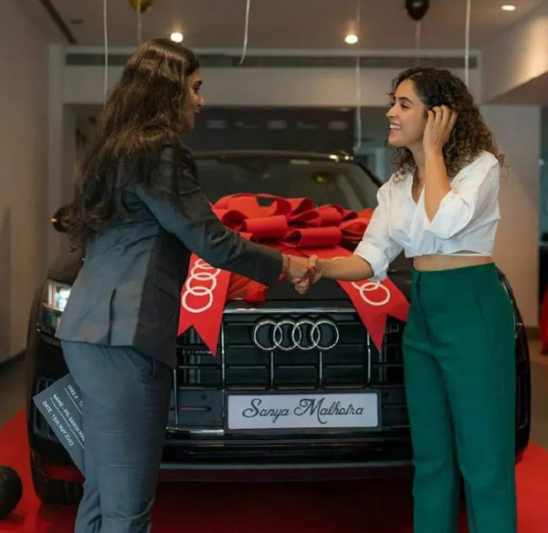 ‘Dangal’ गर्ल Sanya Malhotra ने खरीदी नई Audi Q8 SUV, सोशल मीडिया पर वायरल हुई तस्वीरें ‘Dangal’ गर्ल Sanya Malhotra ने खरीदी नई Audi Q8 SUV, सोशल मीडिया पर वायरल हुई तस्वीरें