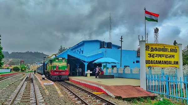 रेलवे स्टेशनों पर पीले संकेतों पर क्यों लिखी होती है समुद्र तल से ऊंचाई, जानिए क्या है इसका कारण रेलवे स्टेशनों पर पीले संकेतों पर क्यों लिखी होती है समुद्र तल से ऊंचाई, जानिए क्या है इसका कारण