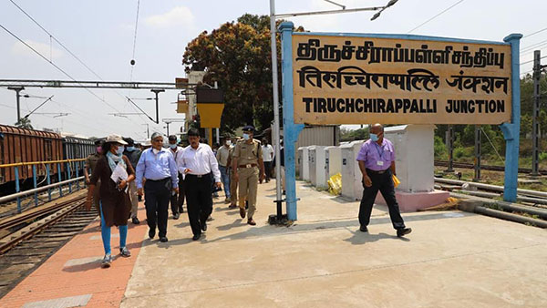 रेलवे स्टेशनों पर पीले संकेतों पर क्यों लिखी होती है समुद्र तल से ऊंचाई, जानिए क्या है इसका कारण रेलवे स्टेशनों पर पीले संकेतों पर क्यों लिखी होती है समुद्र तल से ऊंचाई, जानिए क्या है इसका कारण