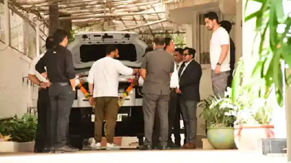 एक्टर Sunny Deol ने खरीदी नई Land Rover Defender 110, जानें क्या है कीमत और फीचर्स